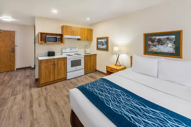 Upgrade, Efficiency, Suite, Queen Bed، Rodeway Inn Edson AB 2/7
