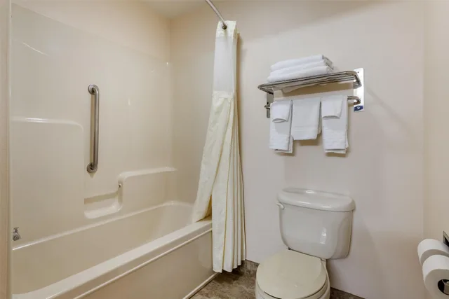 غرفة بسرير كينج بحوض جاكوزي، Best Western Parsons Inn 5/8