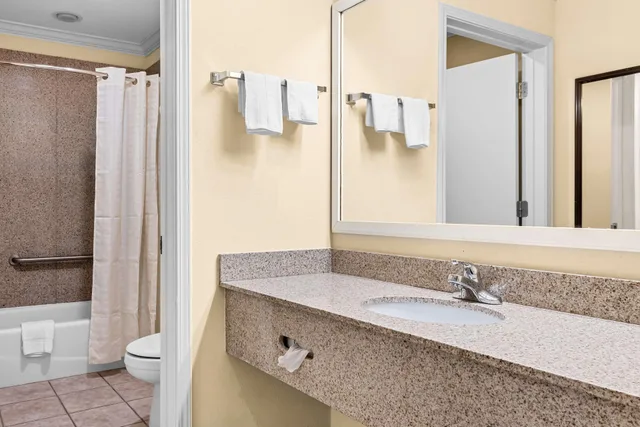 Suite, King Bed, Hot Tub, Best Western Forest Inn 2/2
