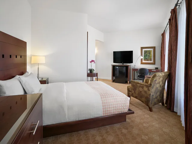 غرفة بسرير كينج، Metterra Hotel on Whyte 1/3