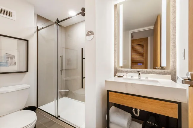Guest Room, 2 Double Beds, Club Floor، Sheraton Chapel Hill Hotel 4/4