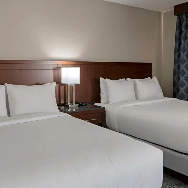 غرفة بسرير كينج وسريرين كوين، Doubletree By Hilton Kamloops 1/10