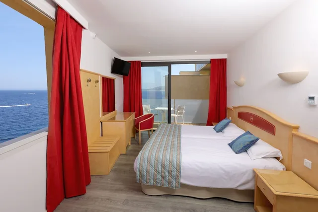 غرفة قياسية رباعية بسرير مزدوج وسريرين منفصلين بإطلالة جزئية على البحر، Hotel Saint Christophe Calvi (ex Saint Christophe Corsica) 2/5