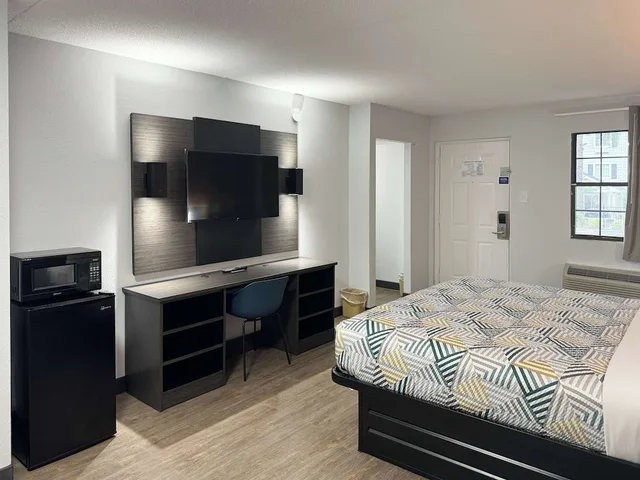 1 King Bed - Suite, Non-Smoking, Micfridge، Motel6 Huntsville, AL - University Dr 2/8
