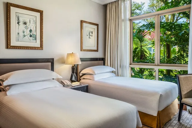 غرفة بريميير بسرير مزدوج وسريرين منفصلين بإطلالة على الحديقة بغرفتي نوم، TREETOPS EXECUTIVE RESIDENCES 2/7