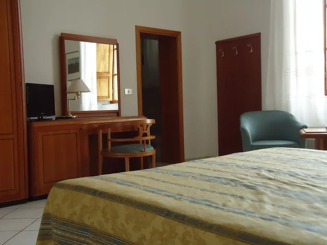 غرفة رباعية بسرير مزدوج وسريرين منفصلين، Albergo Roma 3/5