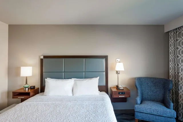 غرفة بسرير كينج بإطلالة على النهر بحوض استحمام لذوي الإعاقة، Hampton Inn Lewiston ID 2/2