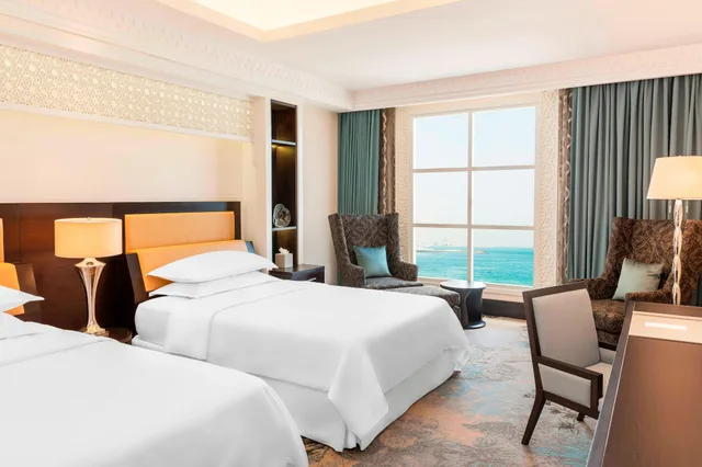 غرفة سوبيريور بسريرين مزدوجين بإطلالة على البحر، Sheraton Sharjah Beach Resort Spa 1/10