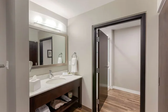جناح بسرير كينج مع أريكة، Best Western Premier Northwood Hotel 4/4