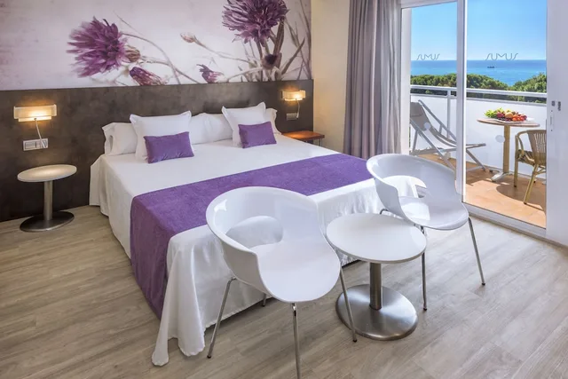 غرفة سوبيريور بسرير كينج بشرفة، Sumus Hotel Monteplaya and Spa - Adults Only 1/3