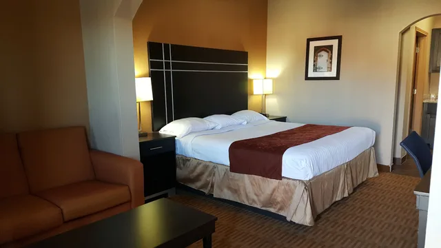 غرفة بسرير كينج مع أريكة لذوي الإعاقة، Executive Inn & Suites Floresville 3/10
