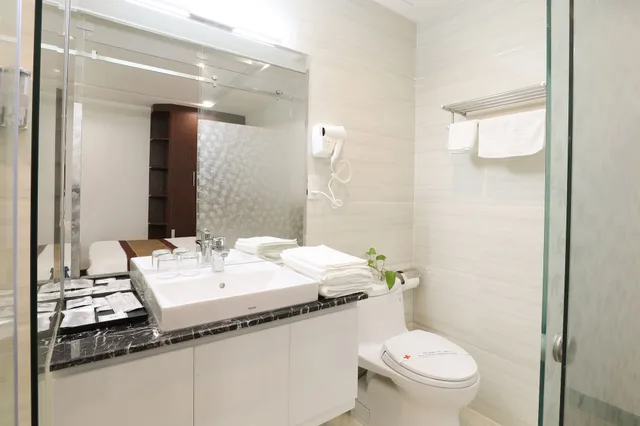 Superior, Queen Bed, No Window، Prague Hotel 4/5