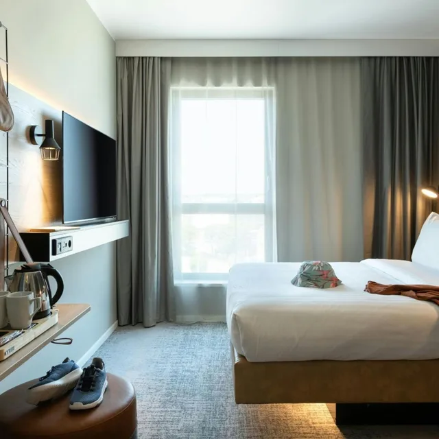 Moxy, Queen Bed, Top Floor, Moxy Plymouth 2/4