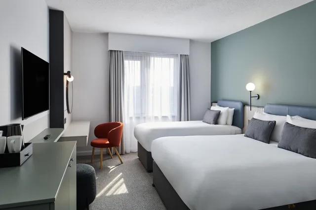 غرفة قياسية ثلاثية بسرير مزدوج وسرير فردي، Leonardo Hotel Dublin Parnell Street 1/2