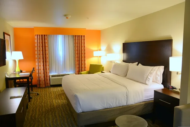 غرفة قياسية بسرير كينج لذوي الإعاقة، Holiday Inn Express & Suites Houston Nw - Tomball Area 1/8