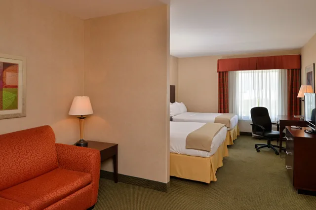 Suite, 2 Queen Beds, Bay View, Sofa، Holiday Inn Express Hotel And Suites Ocean City 2/3