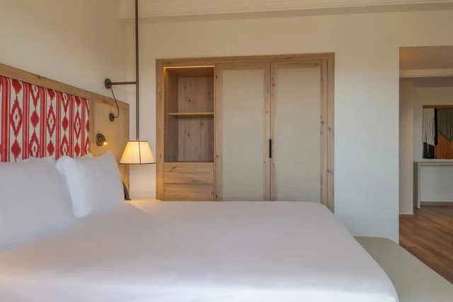جناح بسرير كينج بغرفة نوم واحدة مع أريكة، Sarena de Muro Resort Mallorca part of Destination by Hyatt 8/10