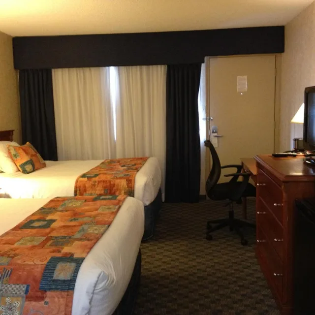 غرفة بسرير كينج وسريرين كوين، North Vancouver Hotel 4/7
