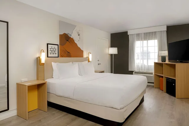 غرفة بسرير كينج بحوض استحمام لذوي الإعاقة، Spark by Hilton Rock Springs 1/5