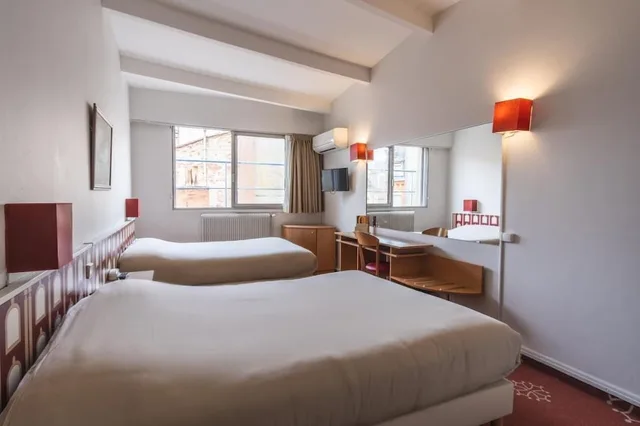 Room, Quadruple, Double Bed, Sofa, Ours Blanc Place Victor Hugo 1/10