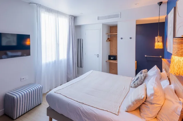 غرفة ثلاثية بسرير كينج وسرير فردي، Hôtel Café Miramar 3/9