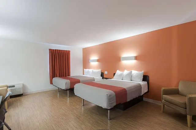 غرفة قياسية بسريرين كوين بمطبخ صغير، Motel6 Brandon, MB 5/9