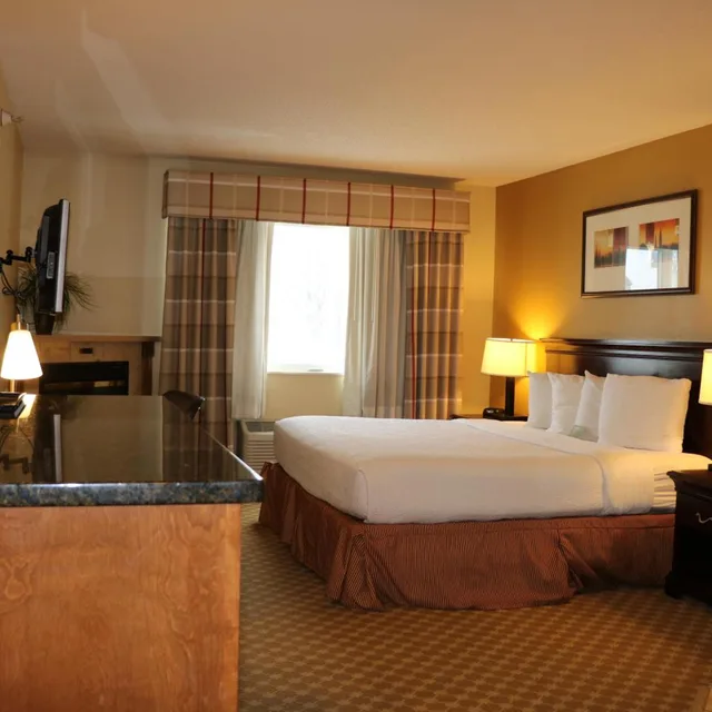 غرفة بسرير كينج بحوض جاكوزي، Country Inn & Suites by Radisson Lincoln North Hotel and Conference Center NE 1/4