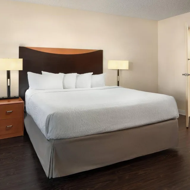 غرفة بسرير كينج في طابق منخفض لذوي الإعاقة، Fairfield Inn By Marriott Anaheim Resort 4/10