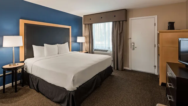 غرفة قياسية بسرير كينج بإطلالة على النهر بشرفة، Best Western River Terrace 4/7