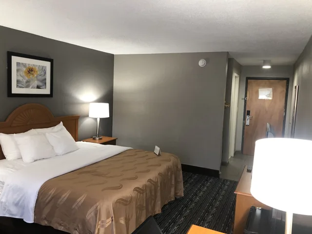 غرفة قياسية بسرير كينج، Quality Inn Rochester South 3/10
