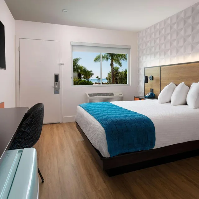 Deluxe, Queen Bed, Outdoor Pool, Motel6 Santa Barbara, CA - Beach 2/6