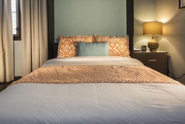 غرفة بسرير كوين بشرفة، Decanter Hotel 1/3