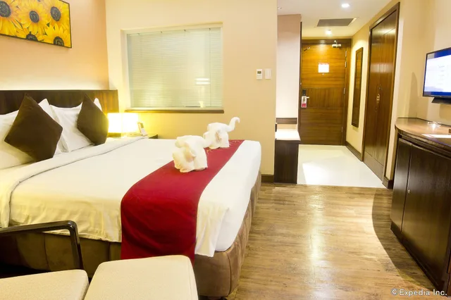 غرفة تنفيذية بسرير كينج، Ramada by Wyndham Manila Central 4/10