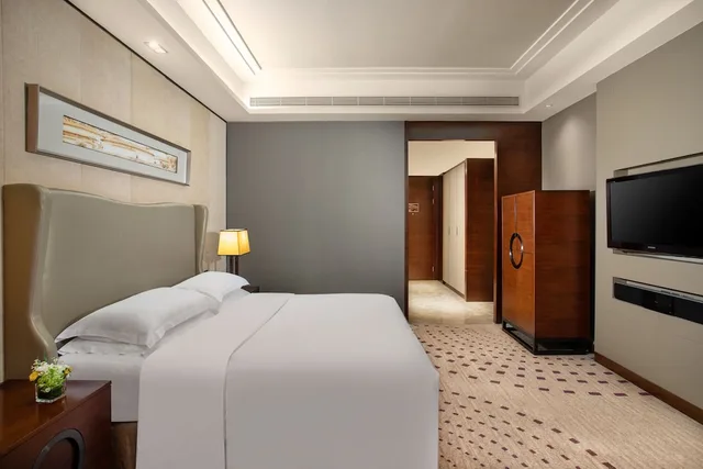 غرفة بريميوم بسرير كينج مع دخول صالة النادي مع دخول الصالة، Crowne Plaza Huizhou 3/5