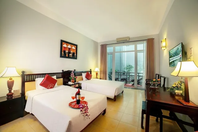 غرفة قياسية بسريرين منفصلين وسرير كينج بشرفة، Hoi An Beach Resort 1/3