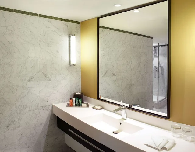 Junior Suite, King Bed, Club Lounge Access, Hilton Brussels Grand Place 4/5