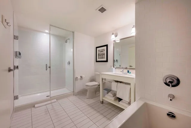 جناح تنفيذي بسرير كينج بغرفة نوم واحدة مع أريكة، Four Points by Sheraton Kelowna Airport 6/6