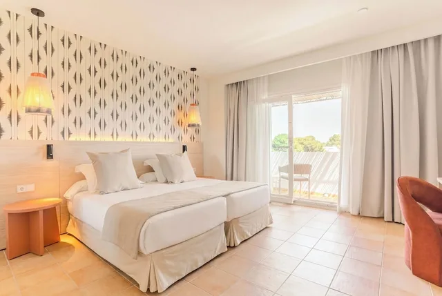 غرفة سوبيريور بسريرين منفصلين بإطلالة على البحر بشرفة، Hotel Cala d Or - Adults Only 1/10