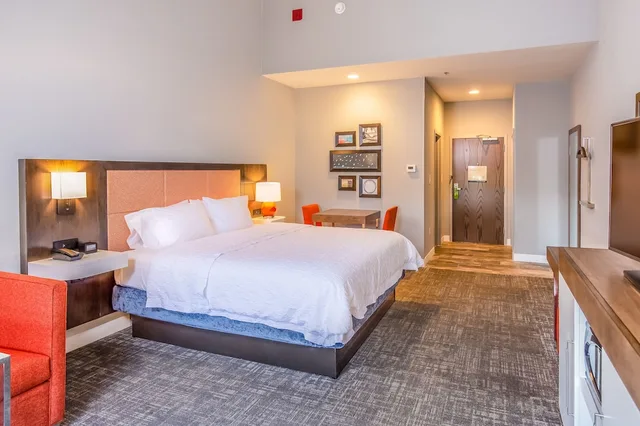 Room, King Bed, Gulf View, No Patio، Hampton Inn Pensacola Beach 5/9