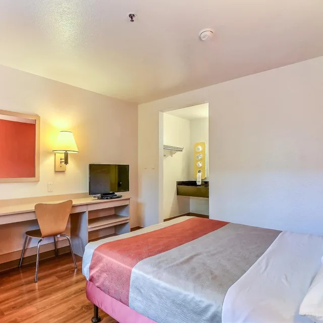 1 Full Bed - ADA/RI Shower، Motel6 Pinole, CA 5/10