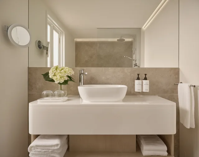 غرفة بسرير كينج بإطلالة على المسبح، InterContinental Sydney Coogee Beach by IHG 3/3