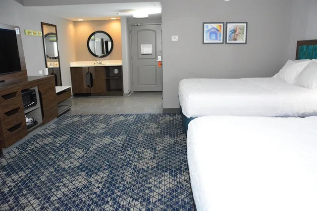 جناح استوديو بسريرين كوين مع أريكة، Hampton Inn Cambridge 2/3