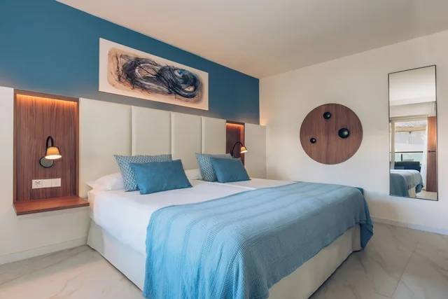 غرفة عائلية بسرير كينج مع أريكة، Iberostar Selection Playa De Muro Village 2/4