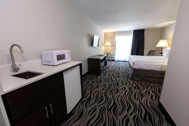 غرفة بسرير كينج يُسمح فيها بالحيوانات الأليفة في الطابق الأرضي، SureStay Hotel by Best Western Castlegar 3/4