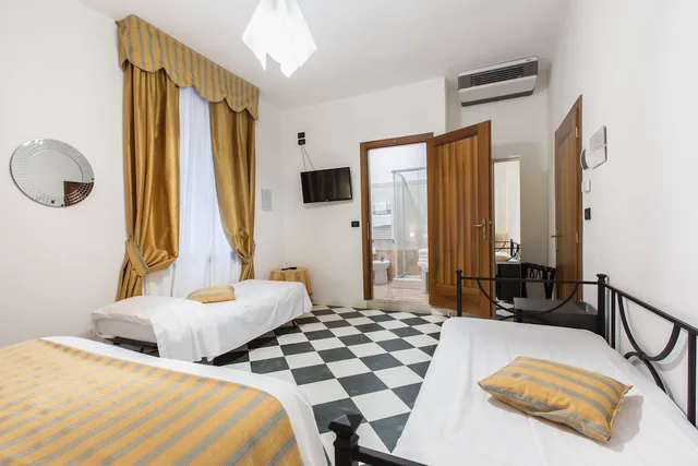 غرفة رباعية بسرير مزدوج وسريرين منفصلين، HOTEL AGLI ARTISTI 3/6