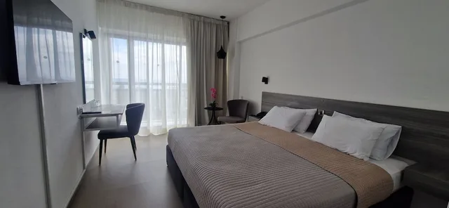 غرفة قياسية بسرير كينج بإطلالة على البحر، Navarria Hotel 3/7