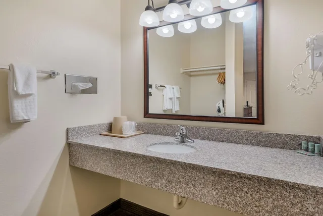 غرفة قياسية بسرير كينج، Best Western Sunrise Inn 4/4