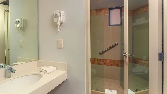 جناح جونيور بسرير كينج بإطلالة جزئية على البحر مع أريكة بمطبخ صغير، Luna Palace Hotel and Suites 7/7