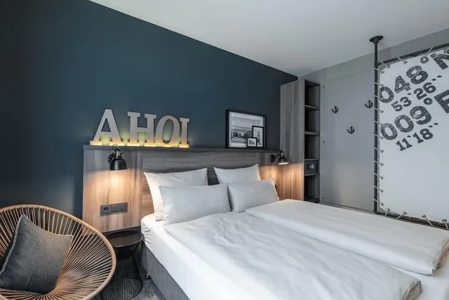 غرفة قياسية بسرير كوين في طابق مرتفع، HARBR. hotel Ludwigsburg 3/10