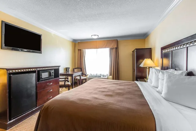 غرفة بسرير كينج لذوي الإعاقة، Quality Inn and Suites Bell Gardens Los Angeles 2/4
